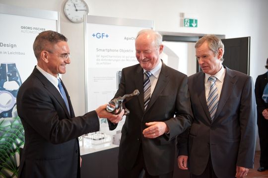 CEO Yves Serra, Verwaltungsratspräsident Martin Huber und CFO Roland Abt scheinen mit dem Ergebnis für das Geschäftsjahr 2011 zufrieden zu sein. (Bild: Georg Fischer) CEO Yves Serra, Verwaltungsratspräsident Martin Huber und CFO Roland Abt scheinen mit dem Ergebnis für das Geschäftsjahr 2011 zufrieden zu sein. (Bild: Georg Fischer)