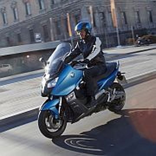 In der Großstadt macht der BMW C 600 Sport eine perfekte Figur. In der Großstadt macht der BMW C 600 Sport eine perfekte Figur.