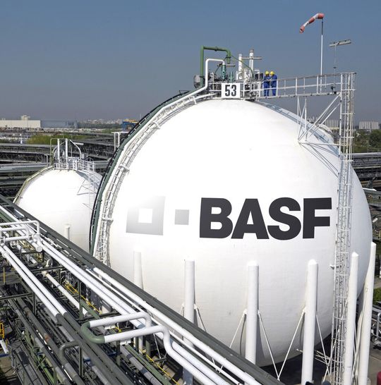 Mitarbeiter der BASF-Scryesterfabrik III konnten mit ihrem Verbesserungsvorschalg in Ausbeute um bis zu 47 Tonnen pro Jahr steigern. (Bild: BASF)
