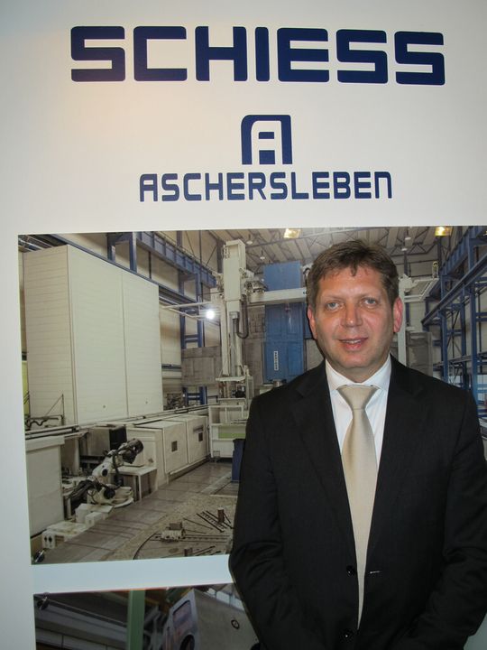 „Die erste Resonanz des Marktes auf unsere neue Baureihe mittlerer Bearbeitungszentren ist sehr gut“, sagt Torsten Brumme, Geschäftsführer der Schiess GmbH. (Bild: Kroh) „Die erste Resonanz des Marktes auf unsere neue Baureihe mittlerer Bearbeitungszentren ist sehr gut“, sagt Torsten Brumme, Geschäftsführer der Schiess GmbH. (Bild: Kroh)