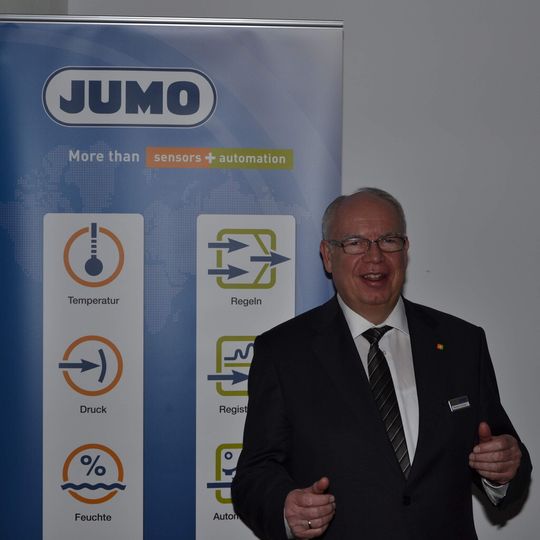 Bernhard Juchheim, geschäftsführender Gesellschafter von Jumo, eröffnete die Pressekonferenz, zog Bilanz und gab einen Ausblick auf das Geschäftsjahr 2012. (Bild: Wolfgang Ernhofer) Bernhard Juchheim, geschäftsführender Gesellschafter von Jumo, eröffnete die Pressekonferenz, zog Bilanz und gab einen Ausblick auf das Geschäftsjahr 2012. (Bild: Wolfgang Ernhofer)