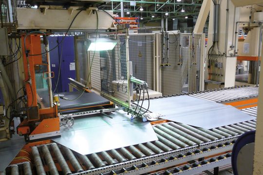 Maßgeschneiderte Edelstähle für die Umformtechnik sind sowohl in ihrer Legierungszusammensetzung als auch in Form eines Tailored-Blechhalbzeuges modifiziert und optimiert. (Bild: Kuhn) Maßgeschneiderte Edelstähle für die Umformtechnik sind sowohl in ihrer Legierungszusammensetzung als auch in Form eines Tailored-Blechhalbzeuges modifiziert und optimiert. (Bild: Kuhn)