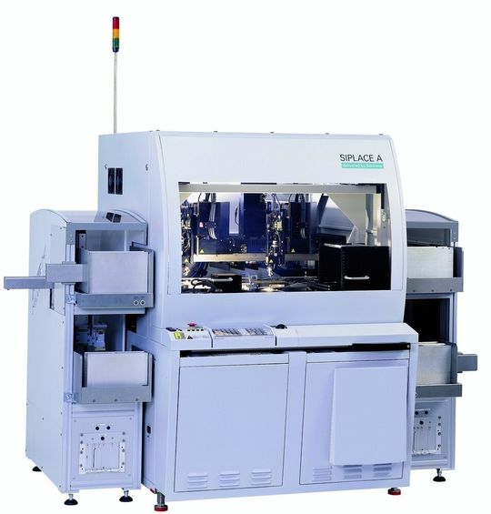 Mit der Siplace A-Serie startet Siemens A&D EA in das weite Reich der Die-Attach- und Flip-Chip-Anwendungen. Im Bild die Siplace A2, die mit einer Bestückleistung von 3600 Dies/h aufwartet bei gleichzeitigem Dispensen und Bonden. Mit der Siplace A-Serie startet Siemens A&D EA in das weite Reich der Die-Attach- und Flip-Chip-Anwendungen. Im Bild die Siplace A2, die mit einer Bestückleistung von 3600 Dies/h aufwartet bei gleichzeitigem Dispensen und Bonden.