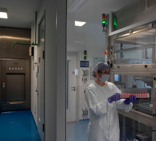 Biomedizinische Labore müssen sicher, ergonomisch und flexibel sein. (Bild: Fraunhofer-Gesellschaft) Biomedizinische Labore müssen sicher, ergonomisch und flexibel sein. (Bild: Fraunhofer-Gesellschaft)
