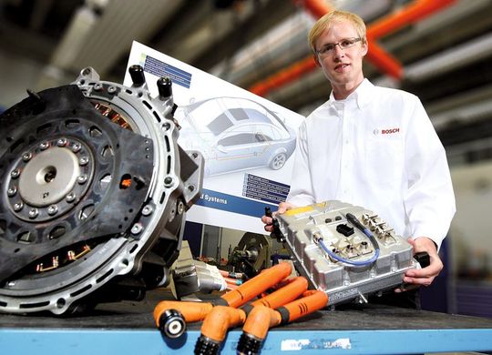 Forscher mit Leistungselektronik: Die gegenwärtige Aufbau- und Verbindungstechnik schränkt die weitere Miniaturisierung der Leistungsbaugruppen und Integration von Sensor-, Logik- und Steuerkomponenten ein (Bild: Bosch) Forscher mit Leistungselektronik: Die gegenwärtige Aufbau- und Verbindungstechnik schränkt die weitere Miniaturisierung der Leistungsbaugruppen und Integration von Sensor-, Logik- und Steuerkomponenten ein (Bild: Bosch)