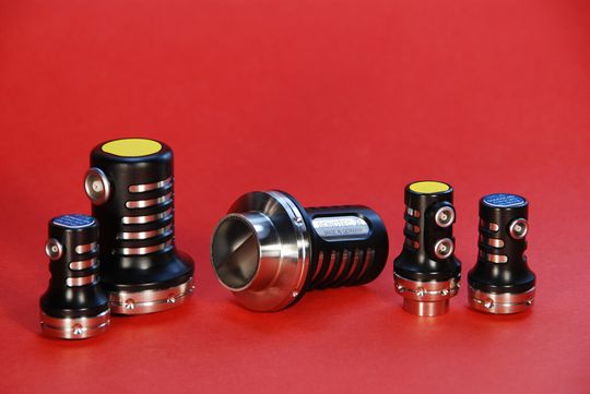 Ergonomisch und genau: Die neuen Sonoscan-Senkrechtprüfköpfe in kleiner und großer Ausführung arbeiten mit Frequenzen von jeweils 2 oder 4 MHz. (Bild: Sonotec) Ergonomisch und genau: Die neuen Sonoscan-Senkrechtprüfköpfe in kleiner und großer Ausführung arbeiten mit Frequenzen von jeweils 2 oder 4 MHz. (Bild: Sonotec)