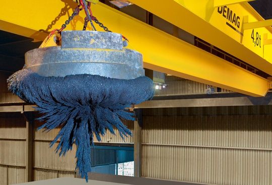 Der Prozesskran für eine schwedische Eisengießerei hat die Umschlagleistung beim Schrotthandling verfünffacht. (Bild: Demag) Der Prozesskran für eine schwedische Eisengießerei hat die Umschlagleistung beim Schrotthandling verfünffacht. (Bild: Demag)