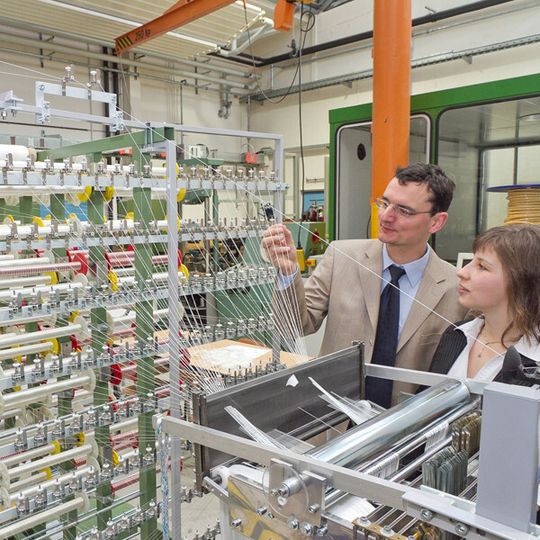 Dr. Markus Michael (2.v.r.) ist Inhaber der neuen Stiftungsprofessur technische Textilien/textile Maschinenelemente. Mit den Professurmitarbeitern – im Bild Nadine Reimann und Markus Helbig – wird er das im Projekt Innozug aufgebaute, europaweit einzigartige Prüffeld in Forschung und Lehre nutzen und weiter aufstocken. (Bild: TU Chemnitz/Christian Schenk) Dr. Markus Michael (2.v.r.) ist Inhaber der neuen Stiftungsprofessur technische Textilien/textile Maschinenelemente. Mit den Professurmitarbeitern – im Bild Nadine Reimann und Markus Helbig – wird er das im Projekt Innozug aufgebaute, europaweit einzigartige Prüffeld in Forschung und Lehre nutzen und weiter aufstocken. (Bild: TU Chemnitz/Christian Schenk)