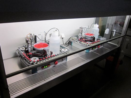 Abb. 1: Die Capstation unter einer Flowbox (Bild: AJ Roboscreen) Abb. 1: Die Capstation unter einer Flowbox (Bild: AJ Roboscreen)
