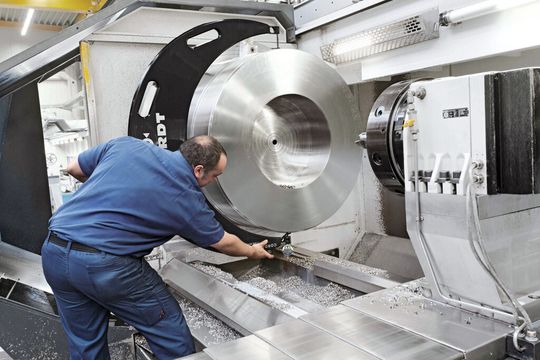 Durch die CFK-Leichtbauweise ist das Messen ohne Hilfe möglich. Mit der erweiterten Messspanne von 10 mm kann auch zwischen den Spänen ohne neue Kalibrierung gemessen werden. (Bild: Hoven)