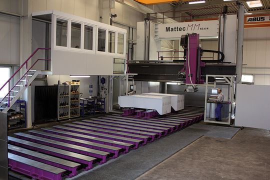 Die bei Sirtec in Eigenkonstruktion entstandene Portalfräsmaschine Mattec MM 15-4-4 ist für Bauteile über 2500 mm Breite, bis 4000 mm Höhe und bis 15.000 mm Länge konzipiert. (Bild: Sirtec) Die bei Sirtec in Eigenkonstruktion entstandene Portalfräsmaschine Mattec MM 15-4-4 ist für Bauteile über 2500 mm Breite, bis 4000 mm Höhe und bis 15.000 mm Länge konzipiert. (Bild: Sirtec)