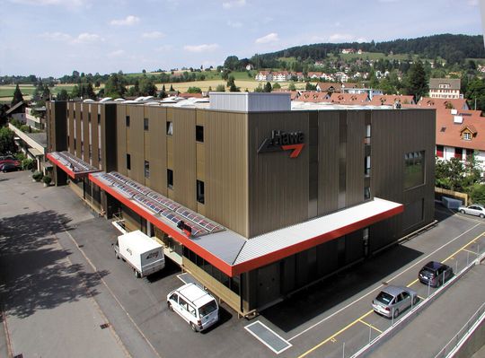 Hawa entwickelt und produziert seine hochwertigen Schiebebeschlagsysteme am Unternehmenssitz in Mettmenstetten. Hawa entwickelt und produziert seine hochwertigen Schiebebeschlagsysteme am Unternehmenssitz in Mettmenstetten.
