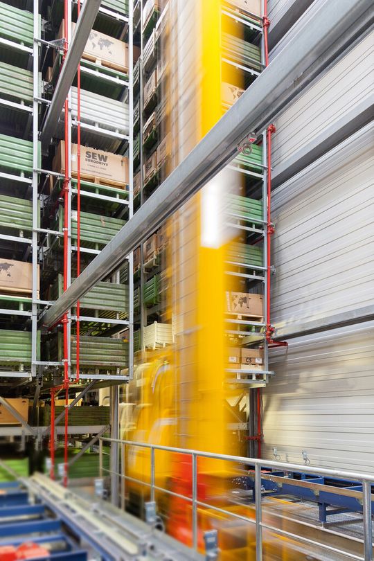 Weil ein sicheres Bremssytem in der Fahrachse des Regalbediengerätes eingesetzt wird, können die Endpuffer komplett entfallen. (Bild: SEW)