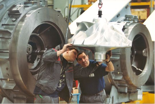 ABB Schweiz konnte 2011 wichtige Aufträge gewinnen. Auf dem Bild: Männer bei der Arbeit bei ABB Turbo Systems AG. (Bild: ABB) ABB Schweiz konnte 2011 wichtige Aufträge gewinnen. Auf dem Bild: Männer bei der Arbeit bei ABB Turbo Systems AG. (Bild: ABB)
