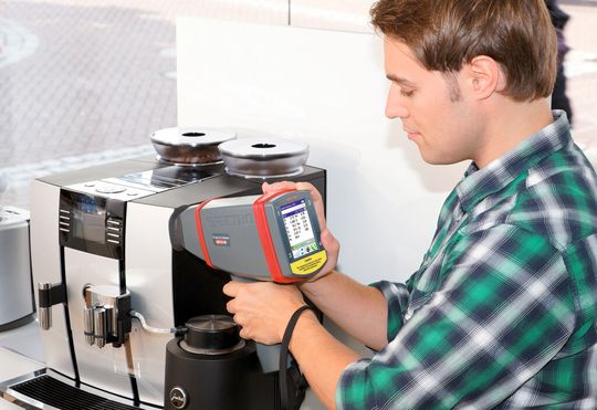 Das neue Handheld-RFA-Spektrometer xSort mit verbesserter analytischer Leistung. (Bild: Spectro Analytical Instruments) Das neue Handheld-RFA-Spektrometer xSort mit verbesserter analytischer Leistung. (Bild: Spectro Analytical Instruments)