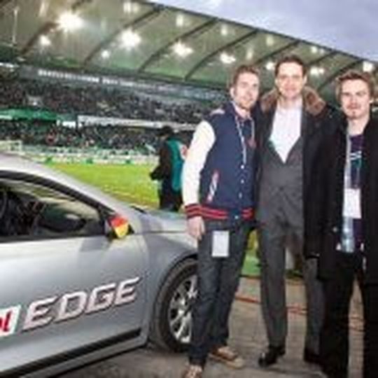 Gewinnübergabe am Spielfeldrand: Castrol Marketing Direktor henning von Rheden (mi.) überreichten den Schlüssel für den neuen VW Scirocco an Gewinner Niklas Ondra und Mitstreiter Mark Ziegert. (Castrol) Gewinnübergabe am Spielfeldrand: Castrol Marketing Direktor henning von Rheden (mi.) überreichten den Schlüssel für den neuen VW Scirocco an Gewinner Niklas Ondra und Mitstreiter Mark Ziegert. (Castrol)