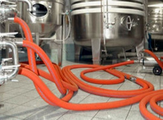 Contitech hat einen Getränkeschlauch entwickelt, der Bier unter hohen Hygienestandards fließen lassen soll. (Bild: Contitech)