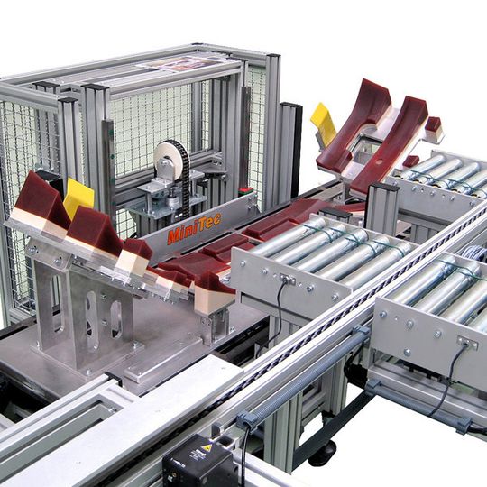Schlüsselfertiges Werkstückträger-Transfersystem RMS mit Staurollenbahnen von Minitec mit freiem Umlauf für Montage-, Prüf- und Bearbeitungsaufgaben. (Bild: Minitec) Schlüsselfertiges Werkstückträger-Transfersystem RMS mit Staurollenbahnen von Minitec mit freiem Umlauf für Montage-, Prüf- und Bearbeitungsaufgaben. (Bild: Minitec)