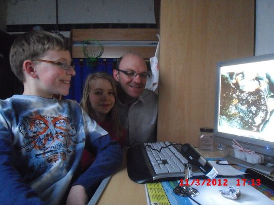Mit dem Mikroskop können René und Milena die Struktur eines Mineralkristallsteins aus der Nähe betrachten. (Bild: Keller) Mit dem Mikroskop können René und Milena die Struktur eines Mineralkristallsteins aus der Nähe betrachten. (Bild: Keller)