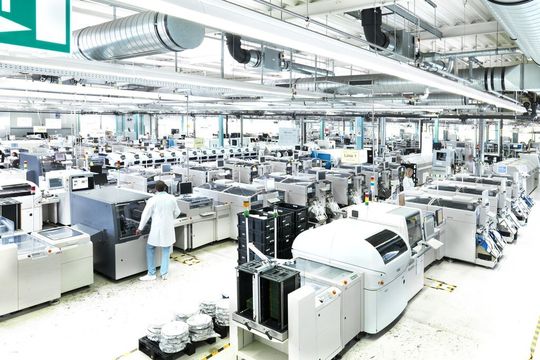 SMT-Linien im RAFI-Werk in Berg: Die RAFI Gruppe zählt zu den zehn größten Elektronikfertigern Deutschlands (Bild: RAFI)