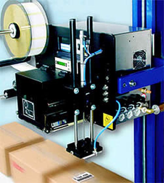 Der Palettenetikettierer der Serie Legi-Air kann die Etiketten nicht nur auf den Produkten aufbringen, sondern in einem vorgelagerten Schritt die Etiketten selbst beschriften. (Bild: Bluhm Systeme) Der Palettenetikettierer der Serie Legi-Air kann die Etiketten nicht nur auf den Produkten aufbringen, sondern in einem vorgelagerten Schritt die Etiketten selbst beschriften. (Bild: Bluhm Systeme)