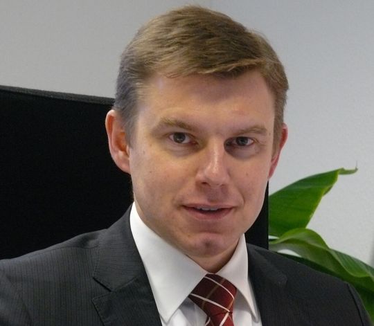 „Weil TCS so denkt wie wir, sind wir überzeugt, dass unsere Kunden von dort beste Unterstützung erfahren werden und im praktischen Betrieb schnell von Engineering Base Vorteilen profitieren können“, sagte Uwe Vogt bei der Unterschrift des Partnervertrages, der am 1. April in Kraft tritt. (Bild: Pressebox) „Weil TCS so denkt wie wir, sind wir überzeugt, dass unsere Kunden von dort beste Unterstützung erfahren werden und im praktischen Betrieb schnell von Engineering Base Vorteilen profitieren können“, sagte Uwe Vogt bei der Unterschrift des Partnervertrages, der am 1. April in Kraft tritt. (Bild: Pressebox)