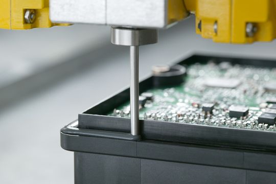 In vielen Industriebranchen müssen Teile elastisch verklebt werden. Dabei übernimmt die Klebstoffschicht zugleich auch die Funktion einer Dichtung. Für Anwendungen, in denen die Anwesenheit von Zinnverbindungen stören können, hat Wacker den neuen Silicon-Dichtklebstoff Elastosil N 9111 entwickelt. Er ist ohne zinnorganischen Katalysator formuliert und deshalb auch mit additionsvernetzenden Siliconprodukten kompatibel. (Bild: Wacker)