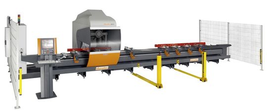 Stabbearbeitungszentren von Elumatec, z.B. der Baureihe SBZ 131, sind in der Lage, mehrere Meter lange Profile von bis zu drei Seiten vollautomatisch zu bohren und zu fräsen. Stabbearbeitungszentren von Elumatec, z.B. der Baureihe SBZ 131, sind in der Lage, mehrere Meter lange Profile von bis zu drei Seiten vollautomatisch zu bohren und zu fräsen.