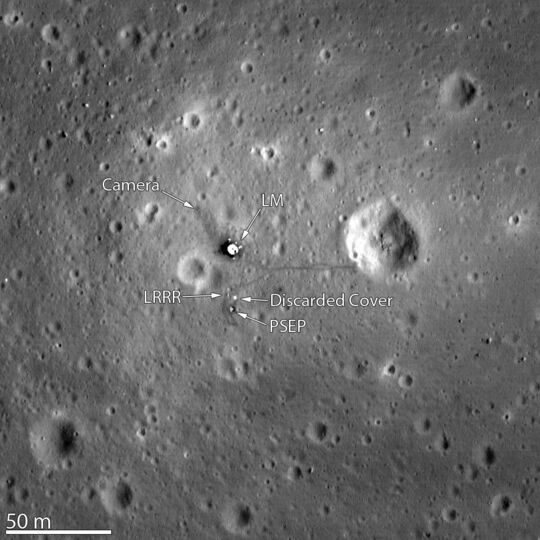 Der Lunar Reconaissance Orbiter hat die Landestelle von Apollo 11 fotografiert. Klar zu sehen sind die Unterstufe des Landemoduls (LM), das Passive Seismic Experiment Package (PSEP) sowie der Laser Ranging Retro Reflector (LRRR). (NASA/GSFC/Arizona State University)