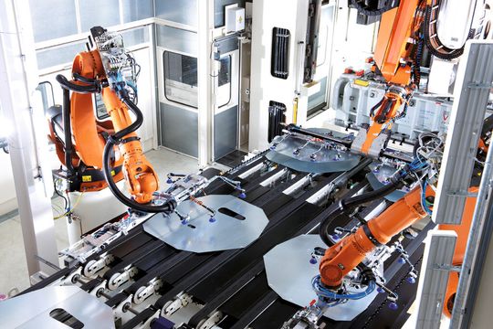 Automationsroboter transportieren die Teile von einer Station zur nächsten. (Bild: Schuler) Automationsroboter transportieren die Teile von einer Station zur nächsten. (Bild: Schuler)