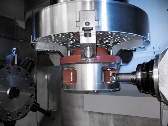 VLC 500 MT: Drehen, Fräsen, Bohren in einer Maschine. Komplettbearbeitung von Werkstücken für Azimutantriebe. (Bild: EMAG) VLC 500 MT: Drehen, Fräsen, Bohren in einer Maschine. Komplettbearbeitung von Werkstücken für Azimutantriebe. (Bild: EMAG)