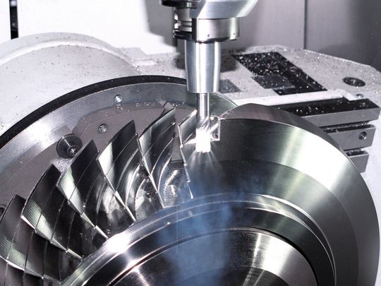 Zeigt auch bei hochfesten Werkstoff-Legierungen Durchhaltevermögen und Produktivitätsgewinn: das Vertikal-Bearbeitungszentrum NBV 700 5X bei der Zerspanung eines Titan-Blisks für eine Flugzeugturbine. Durch die patentierte Stickstoffkühlung (MAG IAS, LLC) konnte der Vorschub um 30 % erhöht werden, bei gleichzeitiger Verdopplung der Werkzeugstandzeit. (Bild: MAG) Zeigt auch bei hochfesten Werkstoff-Legierungen Durchhaltevermögen und Produktivitätsgewinn: das Vertikal-Bearbeitungszentrum NBV 700 5X bei der Zerspanung eines Titan-Blisks für eine Flugzeugturbine. Durch die patentierte Stickstoffkühlung (MAG IAS, LLC) konnte der Vorschub um 30 % erhöht werden, bei gleichzeitiger Verdopplung der Werkzeugstandzeit. (Bild: MAG)