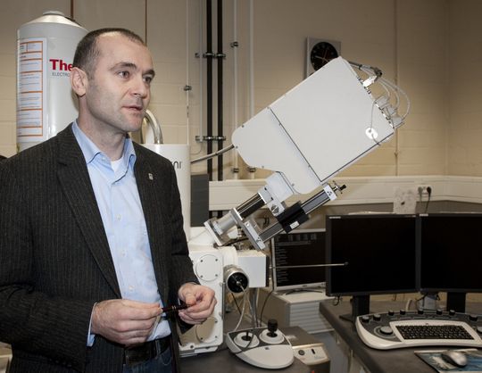 „ Aus den Röntgenspektren kann man sehr genaue Angaben über Haupt-, Neben- und Spurenelemente machen.“ Dr. Vasile-Dan Hodoroaba, Fachbereich Oberflächenanalytik und Grenzflächenchemie, BAM Bundesanstalt für Materialforschung und -prüfung (Bild: BAM) „ Aus den Röntgenspektren kann man sehr genaue Angaben über Haupt-, Neben- und Spurenelemente machen.“ Dr. Vasile-Dan Hodoroaba, Fachbereich Oberflächenanalytik und Grenzflächenchemie, BAM Bundesanstalt für Materialforschung und -prüfung (Bild: BAM)