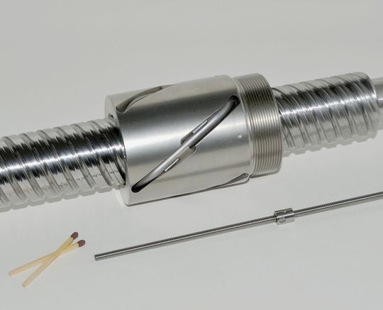 Vergleich des grössten (ø 40 x 40) und des kleinsten (ø 4 x 1) gerollten Kugelgewindetriebes aus dem Katalog von Eichenberger. (Bilder: Eichenberger Gewinde)