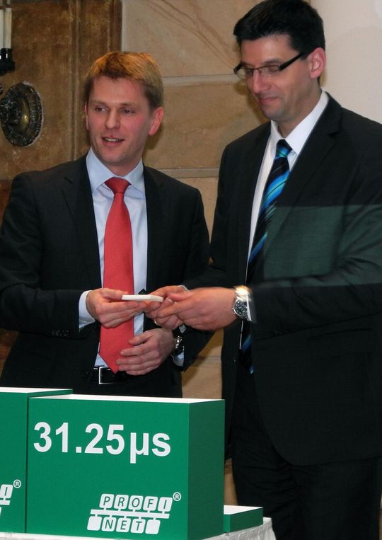 Präsentieren den neuen Asic mit einer Zykluszeit von 31,25 µs: Henning Sandfort (li.), Siemens, und Jörg Freitag, PNO. (Bild: elektrotechnik)