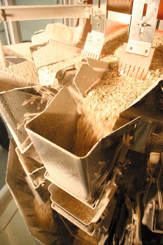 Das Müsli gelangt gleichmäßig in die Wägeschalen der Drei-Mix-Waage. Das Müsli gelangt gleichmäßig in die Wägeschalen der Drei-Mix-Waage.