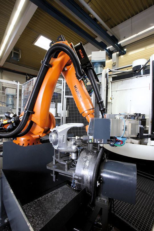 In den Nebenzeiten übernimmt der Roboter Bearbeitungsschritte von der Werkzeugmaschine. (Bild: Kuka Roboter) In den Nebenzeiten übernimmt der Roboter Bearbeitungsschritte von der Werkzeugmaschine. (Bild: Kuka Roboter)