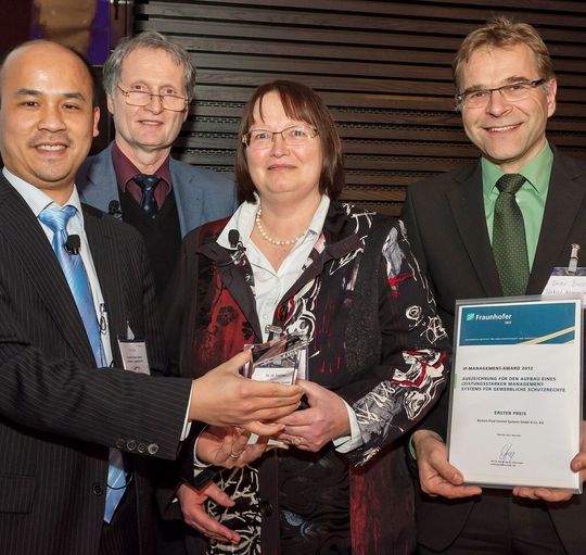 Bei der Preisverleihung: Von links nach rechts: Truong Le (Fraunhofer IAO), Dr. Helmut Appel (Fraunhofer IAO), Dr. Gertrud Eppler (Leiterin IP-Management Bürkert), Dr. Dieter Binz (Leiter Forschung und Entwicklung Bürkert) (Bild: Bürkert) Bei der Preisverleihung: Von links nach rechts: Truong Le (Fraunhofer IAO), Dr. Helmut Appel (Fraunhofer IAO), Dr. Gertrud Eppler (Leiterin IP-Management Bürkert), Dr. Dieter Binz (Leiter Forschung und Entwicklung Bürkert) (Bild: Bürkert)