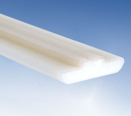 Überall dort, wo unzählige Paletten, Pakete oder Kunststoffbehälter mit hoher Geschwindigkeit auf langen Wegen durch die Lagerhallen transportiert werden müssen, sind Kunststoffgleitleisten die optimale Wahl zur Führung der Rollenketten. (Bilder: faigle)