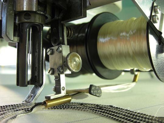 Auf der JEC Europe Composites Show 2012 wird die Herstellung sogenannter Tailored Fibre Reinforced Blanks demonstriert. (Bild: Fibre)