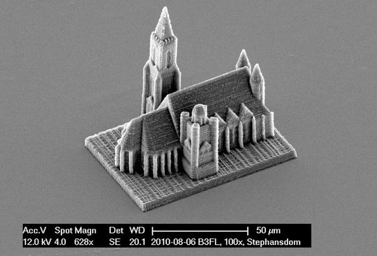Die Nachbildung des Wiener Stephansdoms ist geometrisch etwas vereinfacht, aber unvorstellbar klein: Nur etwas über 50 µm misst das Modell. (Bild: TU Wien) Die Nachbildung des Wiener Stephansdoms ist geometrisch etwas vereinfacht, aber unvorstellbar klein: Nur etwas über 50 µm misst das Modell. (Bild: TU Wien)