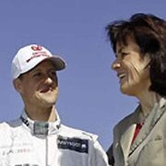 Michael Schumacher nimmt aus den Händen der Smart-Chefin Dr. Annette Winkler ein Smart E-Bike entgegen. (Foto: Smart) Michael Schumacher nimmt aus den Händen der Smart-Chefin Dr. Annette Winkler ein Smart E-Bike entgegen. (Foto: Smart)