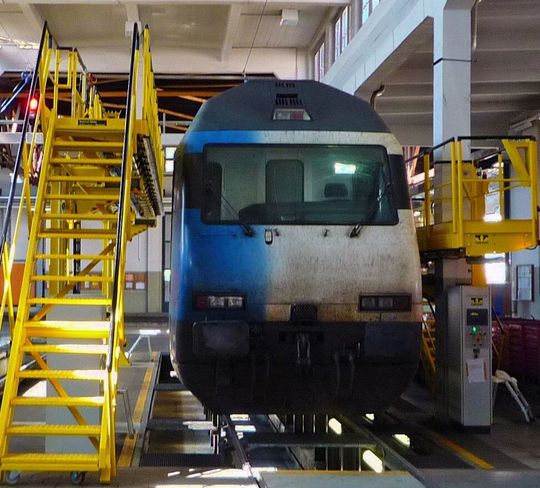 Beispiel: zwei Arbeitsbühnen (gelb), welche mit je zwei Hubgetrieben höhenverstellt werden können. (Bilder: Nozag)