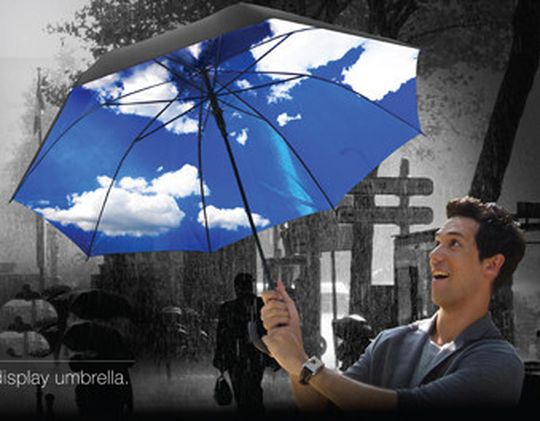 Allwetter-Schirm: Ob es stürmt oder regnet, unter dem AMOLED-Schirm lässt sich immer das passende Wetter einstellen Allwetter-Schirm: Ob es stürmt oder regnet, unter dem AMOLED-Schirm lässt sich immer das passende Wetter einstellen