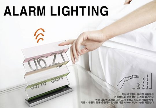 Faltbarer Wecker und Nachttischlampe: Zum Einschlafen dient der Alarm Lighting als OLED-Leuchte und am Morgen weckt dieser. Praktisch ist auch sein faltbares Konzept für die Reise.