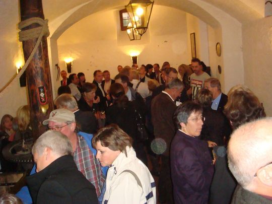 Rencontre conviviale dans le cadre du charmant caveau de Rivaz pour un apéritif aux saveurs enchanteresses des vignobles vaudois. (Image: Frédéric Bonjour) Rencontre conviviale dans le cadre du charmant caveau de Rivaz pour un apéritif aux saveurs enchanteresses des vignobles vaudois. (Image: Frédéric Bonjour)