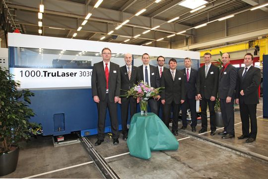 Auf das Jubiläumsmodell der Trulaser 3030 freut sich Thomas Philipp, Werksleiter bei Aesculap im schwäbischen Tuttlingen, der die Laserschneidmaschine in seiner Produktion einsetzen wird. (Bild: Trumpf) Auf das Jubiläumsmodell der Trulaser 3030 freut sich Thomas Philipp, Werksleiter bei Aesculap im schwäbischen Tuttlingen, der die Laserschneidmaschine in seiner Produktion einsetzen wird. (Bild: Trumpf)
