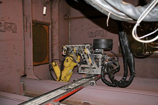 Erst der "faltbare" Roboter macht es möglich: Roboter und Schweißausrüstung müssen durch das Mannloch. (Bild: Inrotech/Fanuc Robotics) Erst der "faltbare" Roboter macht es möglich: Roboter und Schweißausrüstung müssen durch das Mannloch. (Bild: Inrotech/Fanuc Robotics)