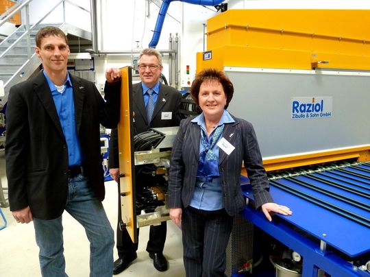 Ein Team: Georg G. Zibulla (Mitte), geschäftsführender Gesellschafter Raziol Zibulla & Sohn GmbH mit Frau Mechthild und Sohn Christian. (Bild: Kuhn) Ein Team: Georg G. Zibulla (Mitte), geschäftsführender Gesellschafter Raziol Zibulla & Sohn GmbH mit Frau Mechthild und Sohn Christian. (Bild: Kuhn)