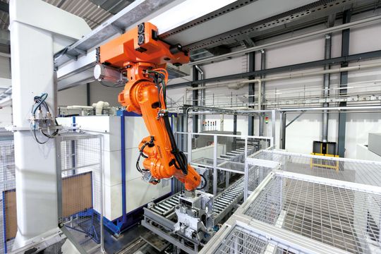 An der 26 m langen Linearachse hängend angeordnet be- und entlädt der Gelenkroboter die Werkzeugmaschinen. (Bild: Luca Siermann) An der 26 m langen Linearachse hängend angeordnet be- und entlädt der Gelenkroboter die Werkzeugmaschinen. (Bild: Luca Siermann)